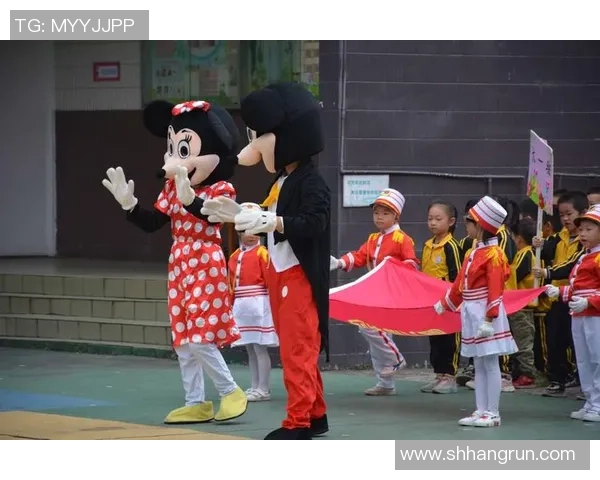 幼儿园晨间锻炼活动中小朋友们快乐拍篮球增强体质促进友谊与团队合作精神 幼儿园晨间锻炼活动中小朋友们快乐拍篮球增强体质促进友谊与团队合作精神